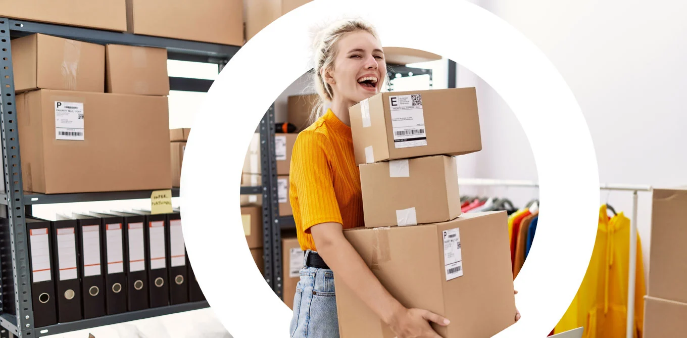 EKO-PUNKT - Foto Frau mit Kartons - Inverkehrbringer Online-Händler Verpackung lizenzieren