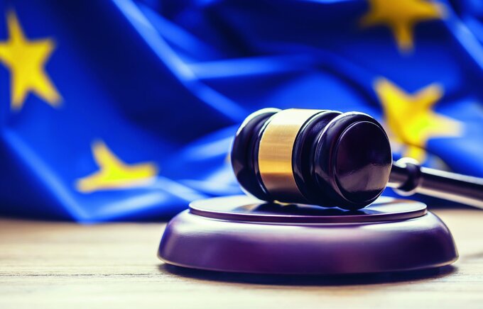 NEWS PPWR EU Europa-Flagge Gericht